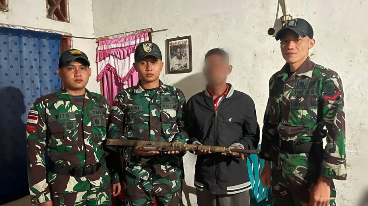 Yonarmed 12 Kostrad Terima Senjata Rakitan Dari Warga