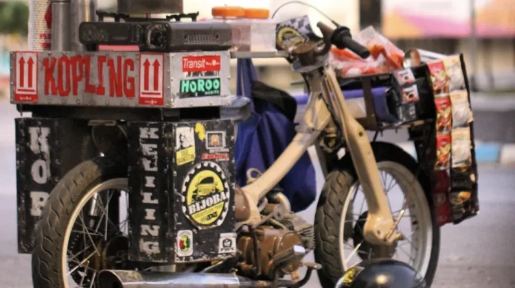 Motor Klasik Estetik Jadi Identitas Bisnis Kopi Cup