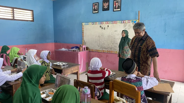 Pelaksanaan Program MBG MI AL-Islamiyah Atambua Berjalan dengan Lancar