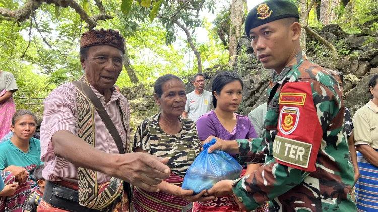 Yonarmed 12 Kostrad Tebar Berkah di Kampung Adat Matabesi