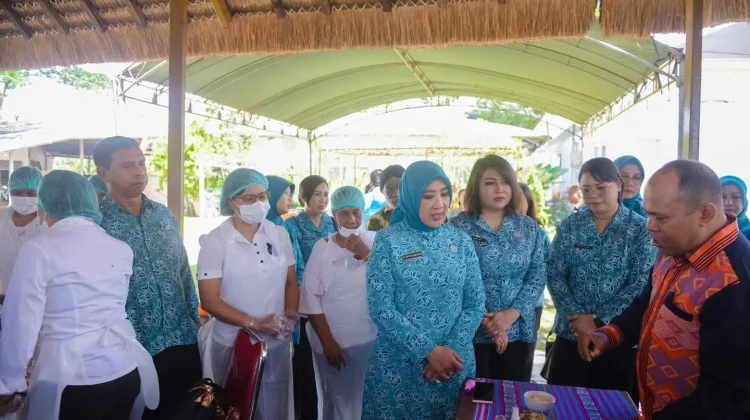 Ketua Umum Tim Penggerak PKK Pusat Pantau Pelatihan Pembuatan Minyak Kemiri
