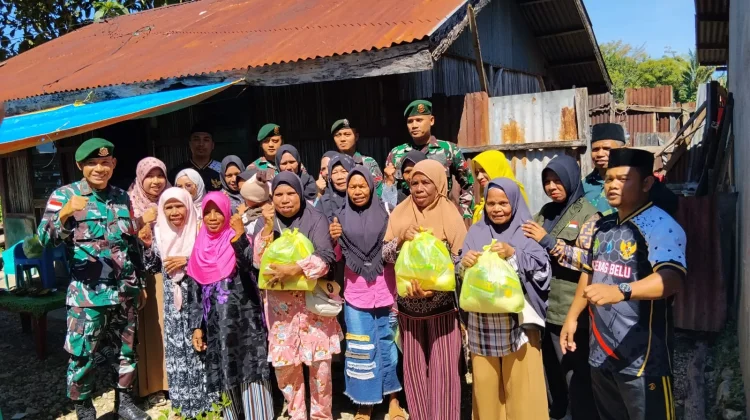Jumat Berkah, Satgas TNI Bersama Kemenag Bagikan Sembako untuk Dhuafa dan Muallaf