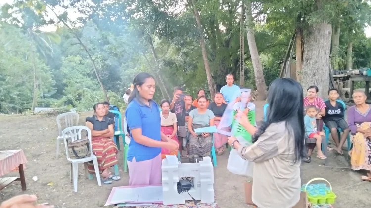 Filiana Tahu Bantu Mesin Jahit untuk Cornelia Akoit