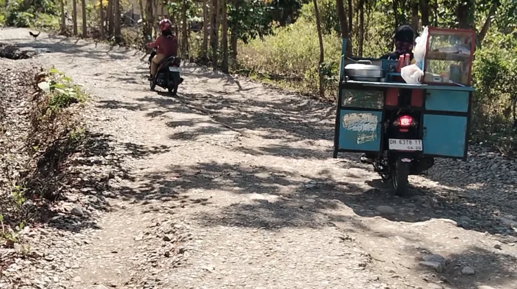 Warga Atambua Keluhkan Jalan Rusak ke Kantor Kecamatan Tidak Kunjung Diperbaiki