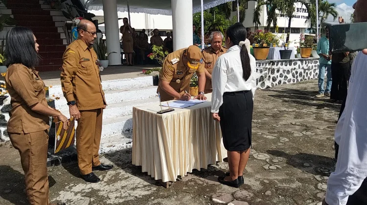 Bupati TTU Serahkan SK Bagi 1411 Orang PPPK