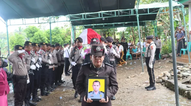 Polres Belu Gelar Upacara Pemakaman Kedinasan Purnawirawan PELDA Rofinus Selem