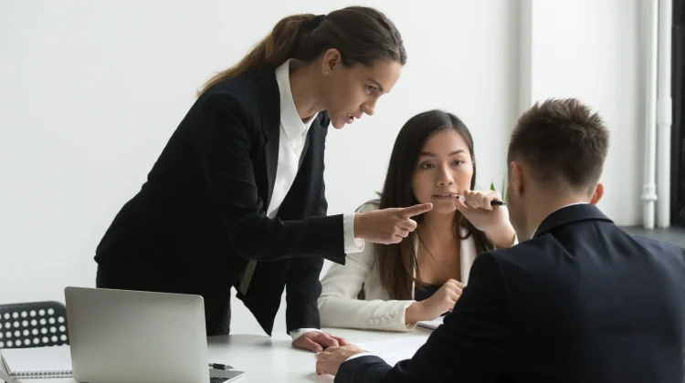 Rekan Kerja Bossy? Ini Cara Cerdas Menghadapinya!