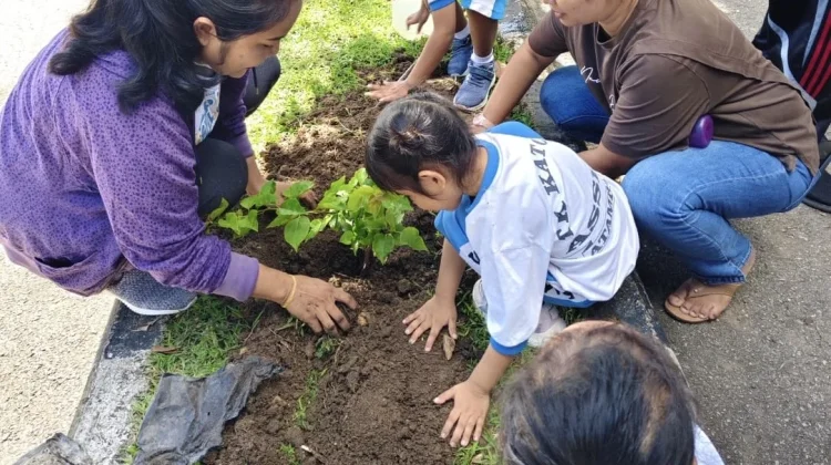 Peduli Lingkungan sejak Dini, Bidang PAUD Ajak Anak TK Asisi Ononoi Tanam Bougenvil