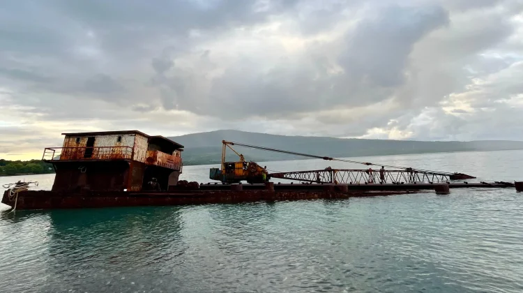Pantai Nurdin Alor, Pesona Eksotis dengan Kapal Karam yang Ikonik