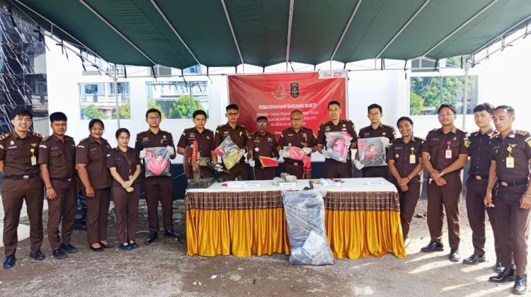 Kejari Alor Musnahkan Barang Bukti Perkara Pidana Umum Berstatus Inkracht