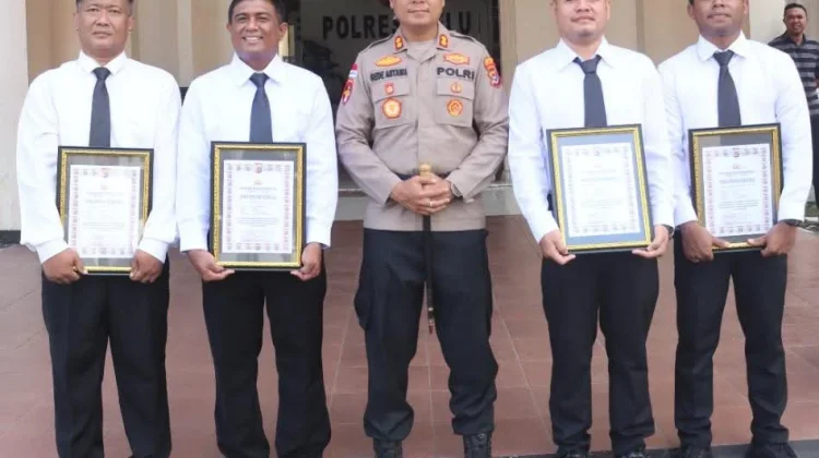 Empat Personel Polres Belu Terima Penghargaan dari Kapolres Belu