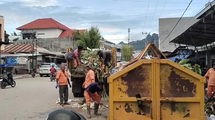 Penataan Pasar Memberi Ruang Petugas DLH Belu Beresin Sampah Pasar Atambua