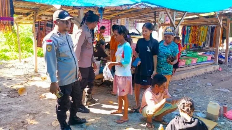 Polsek Alor Timur Lakukan Patroli Pasar Maritaing Jaga Kamtibmas