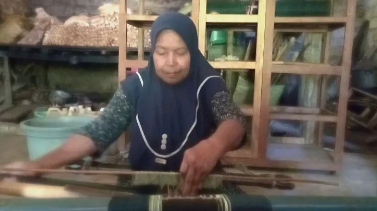 Tenun Ikat Desa Ternate Jadi Simbol Identitas dan Warisan Budaya