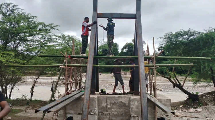 Kodim 1618/TTU-Warga Percepat Progres Jembatan Kiuola