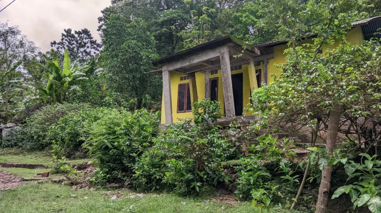 Belasan Rumah dan akses jalan Terancam Ambruk Pasca Longsor di Kereana, Malaka