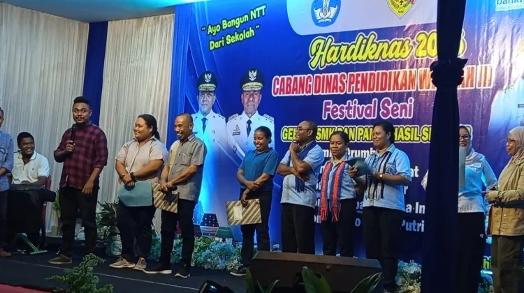 Dewan Juri Apresiasi Kemampuan Menulis Pelajar Alor dalam Lomba Esai Populer