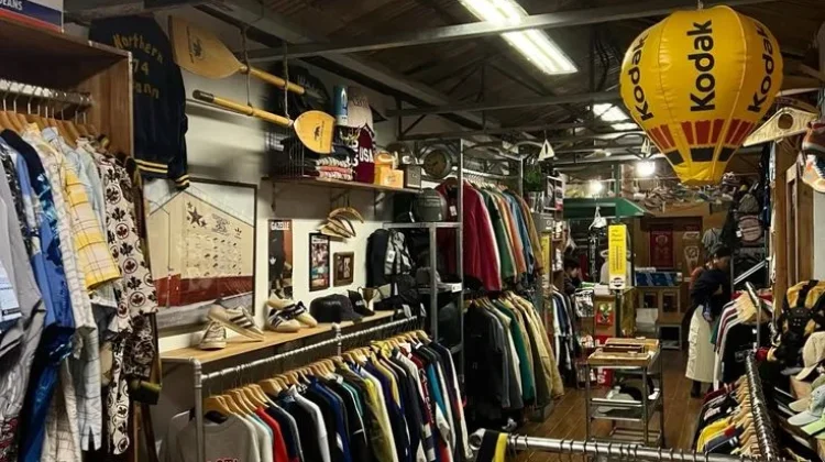 "Thrifting" Jadi Solusi Anak Muda Kurangi Limbah Fesyen