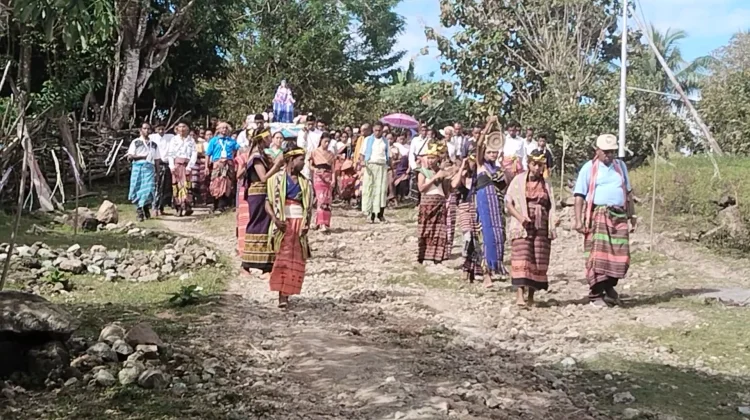 Perarakan Patung Bunda Maria Warga Dusun Korbau Belu Keluhkan Jalan dan Air Bersih