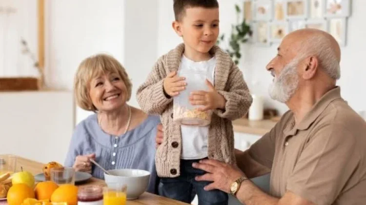 Jalinan Kasih Kakek Nenek Tingkatkan Kesejahteraan Emosional Anak