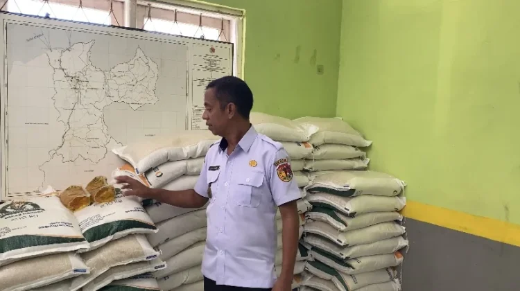Kelurahan Umanen Salurkan Bantuan Beras CPP kepada 646 Kepala Keluarga