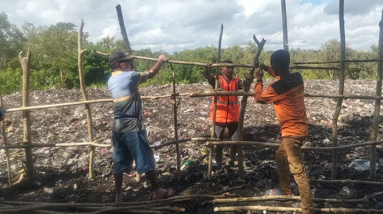 DLH Pagari TPA Liar Tublopo dengan Kayu Gamal