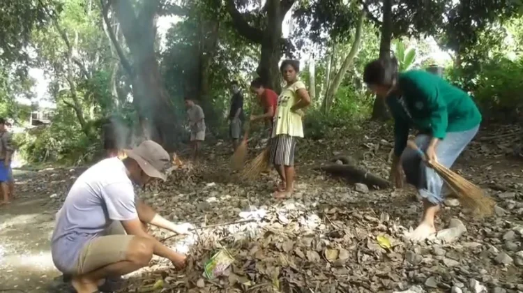 Warga-Mahasiswa Bersihkan Kali Tunbakun Pulihkan Sumber Air