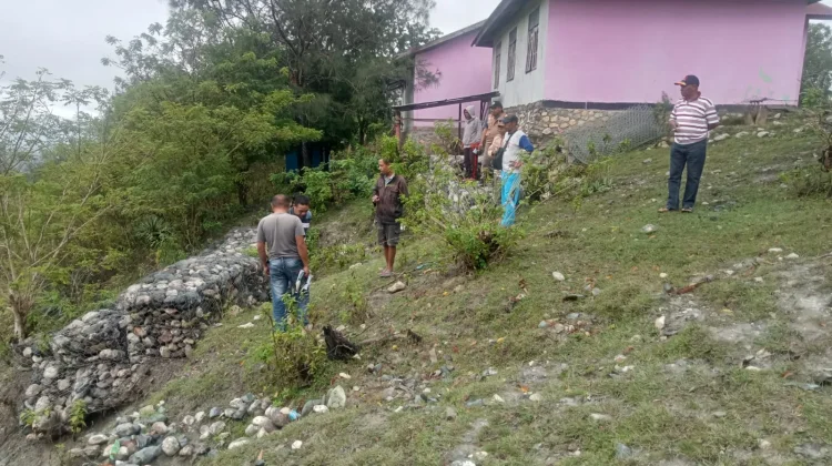 Longsor Mengancam Kantor Desa Batnes dan Jalan Umum