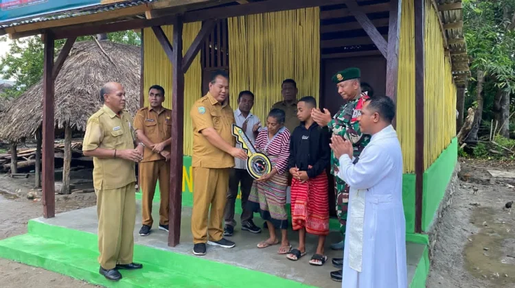 Satgas Yonarmed 12 Kostrad dan Pemda Malaka Bangun Rumah Layak Huni