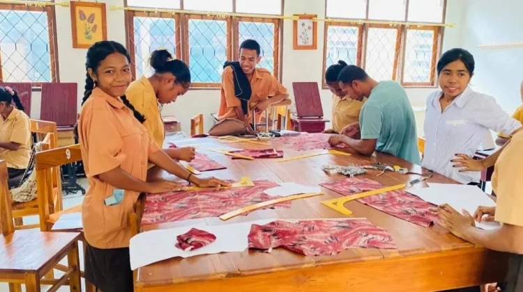 Pelajar SLBN Atambua Belajar Ketrampilan Menjahit Bekal Masa Depan Hidup Mandiri