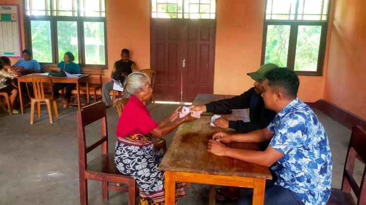 Sebanyak 37 KPM di Desa Sungkaen TTU Menerima Program PKH Tahap II