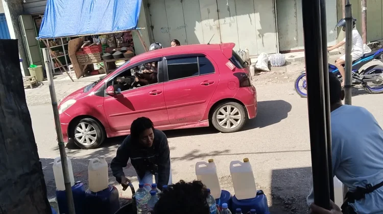 Minyak tanah Langka di Atambua Harga Mencapai Rp.9.000 Per Liter