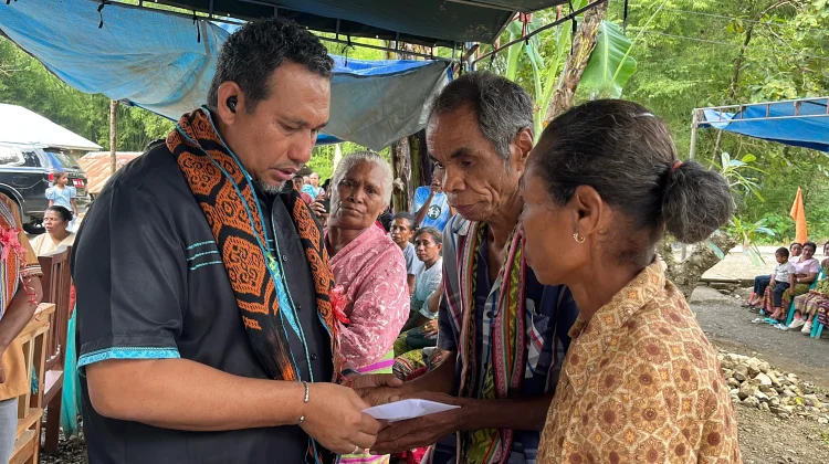 Bupati TTU Serahkan Rumah Gratis, Bagi Tuna Netra di Desa Nian