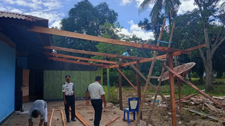 Lapas Atambua Berdayakan Warga Binaan Lakukan Renovasi Rumah Dinas