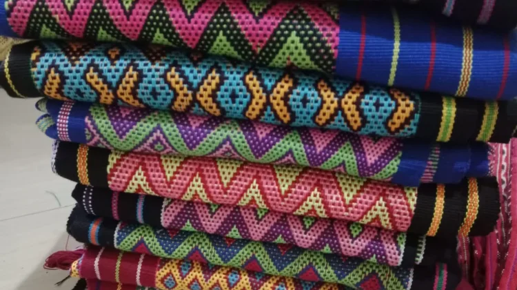Jualan Kain Tenun, Biayai Pendidikan Anak