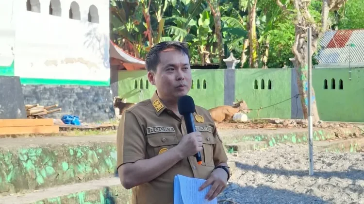 Wakil Bupati Alor Serahkan Hewan Kurban Gubernur NTT untuk Wolwal-Tengah