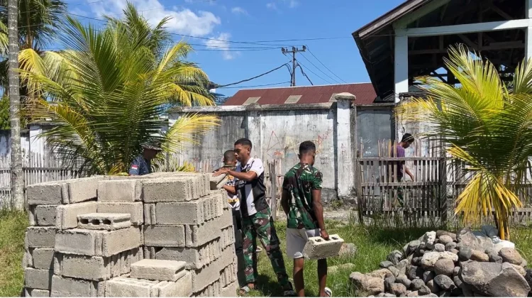 Karya Bhakti TNI AD di Alor Bantu Percepat Pembangunan Rumah Warga