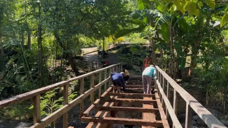 Program Karya Bhakti TNI AD Perkuat Konektivitas Antar Desa di Alor