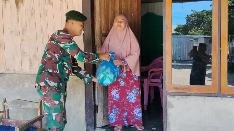 Warga Manuaman Belu Terima Santunan Satgas Pamtas Yonarmed 12 Kostrad dan Kemenag