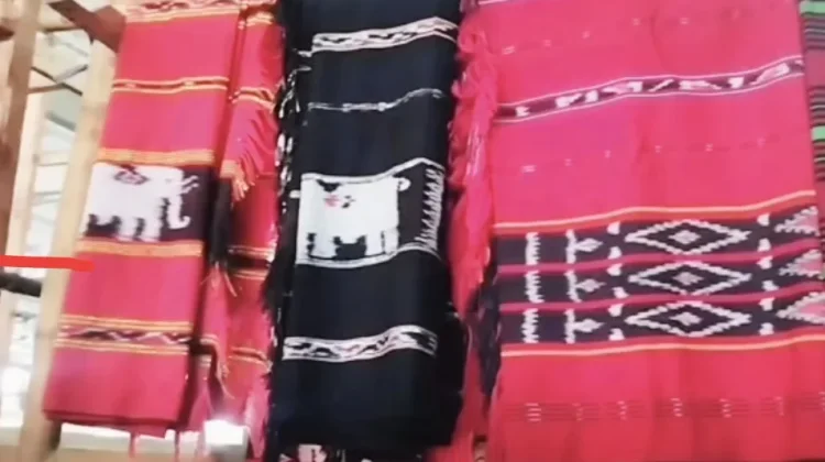 Pasar Kadelang Alor Jadi Pusat Penjualan Kain Tenun Beragam Motif Tradisional