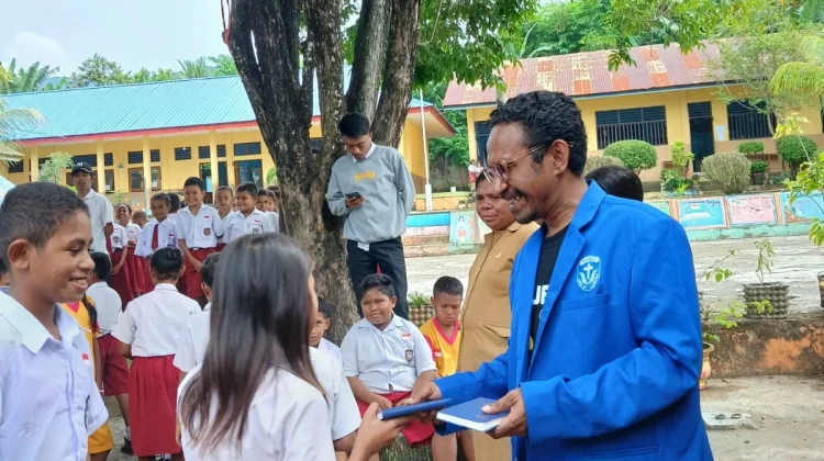 GAMKI Alor Bagikan Ribuan Buku