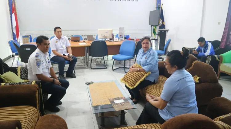 Diseminasi Informasi Transportasi, RRI Atambua Silahtuhrahmi di Bandara Haliwen