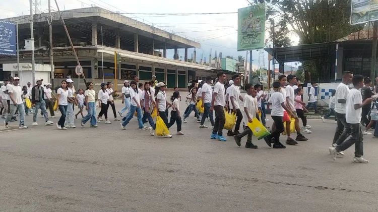 Umat Paroki Naesleu Kefamenanu Rayakan HUT dengan Jalan Santai dan Pungut Sampah