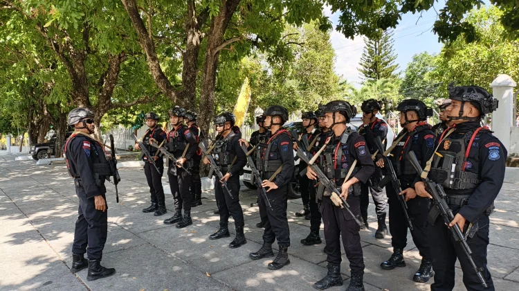 Brimob Alor Turut Sukseskan Pengamanan Pelantikan dan Pengukuhan Pejabat Daerah