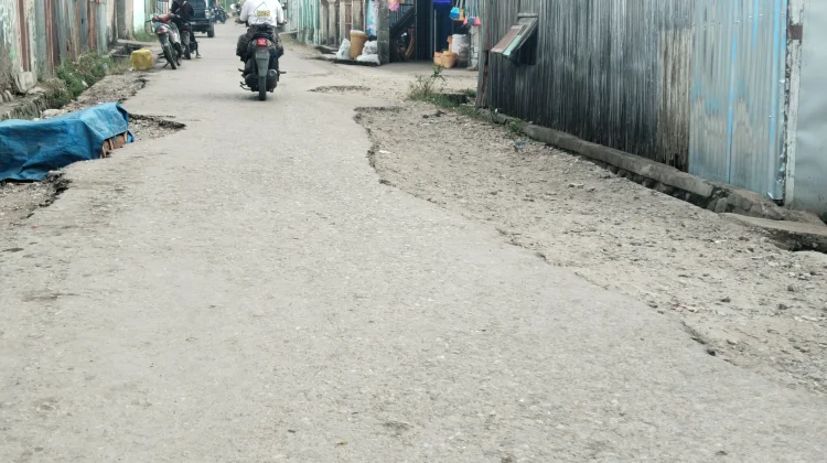 Warga Atambua Pertanyakan Konstruksi Pekerjaan Jalan Lingkungan Pasar Atambua