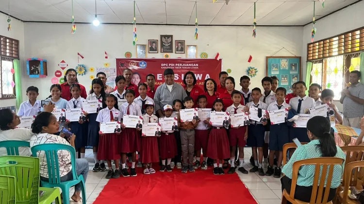 Sebanyak 1.083 Siswa TTU Menerima Beasiswa PIP Dari DPR RI Stevano Rizki Adranacus