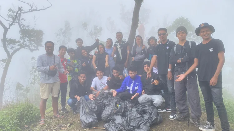 Tanggapi Keluhan Masyarakat, Komunitas Belu Update Bersihkan Sampah di Lakaan