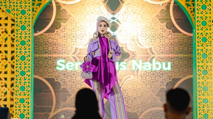 Sentuhan Tenun Mandeu Hantarkan Serafinus Nabu Raih Juara Mode