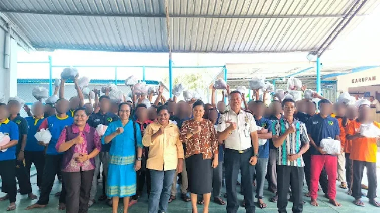Kemenag Alor Serahkan Bantuan MCK untuk Warga Binaan Lapas Kalabahi