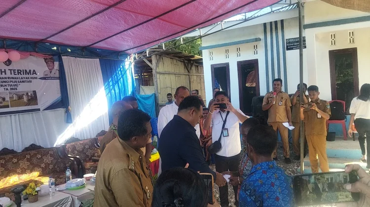 Bupati TTU Serahkan Dua Unit Rumah Layak Huni ke Warga Kiuola